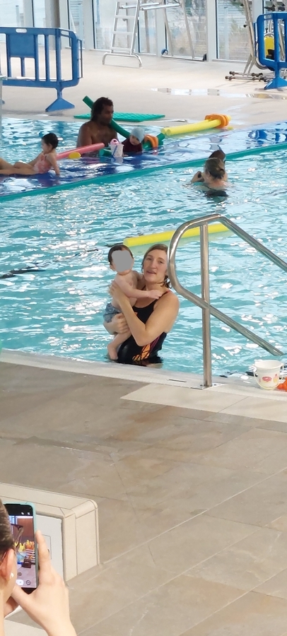 Notre petit-fils et Morgane à la piscine