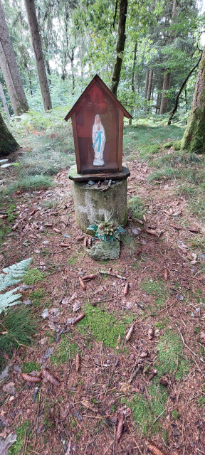 La potale avec statue de la Vierge