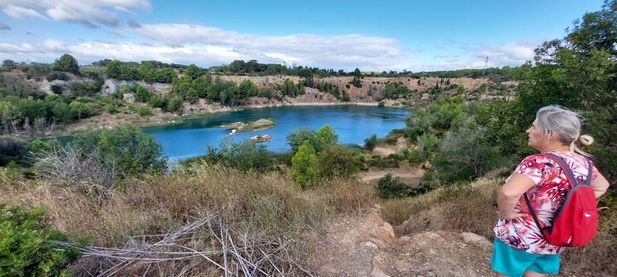 Pascale en vue de la carrière et du lac