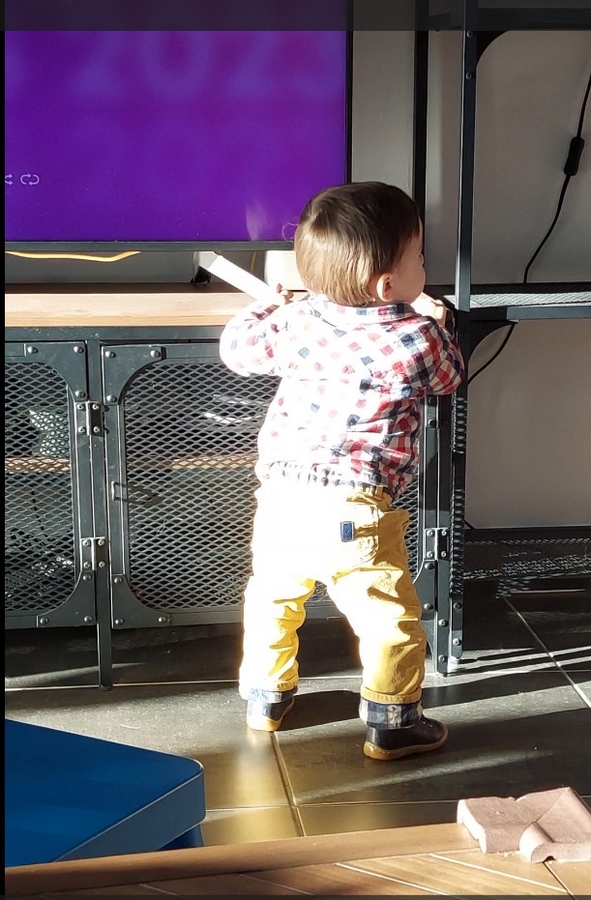 Notre petit-fils danse devant la TV