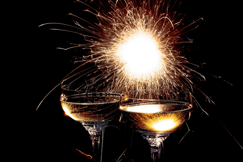 image d'illustration verres et feu d'artifice