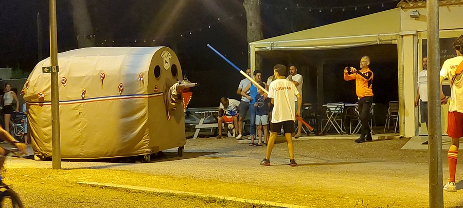 Arrivée du loup devant le bar du camping