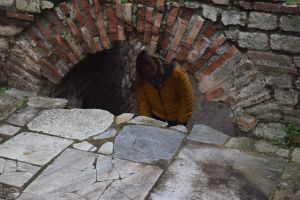 Pascale dans les vestiges des thermes d'Arles