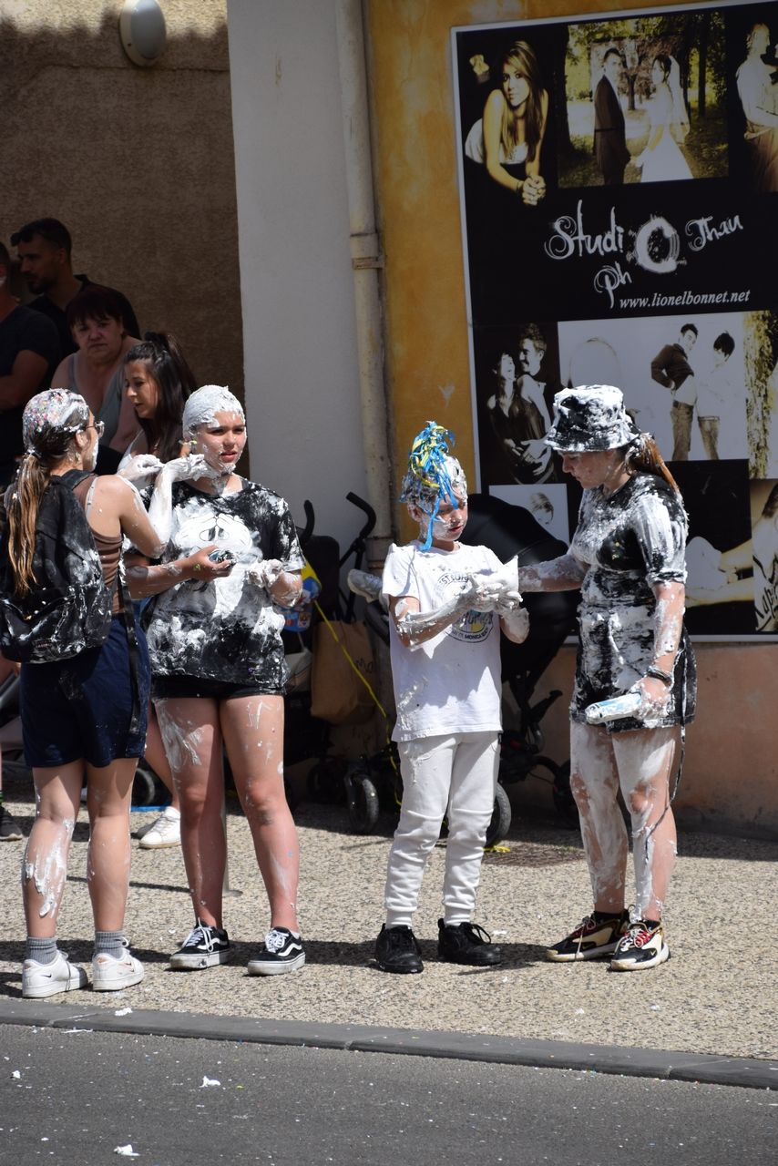 Les enfants avec les bombes de mousse à raser